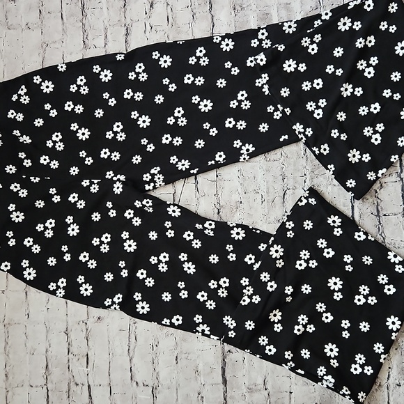 Hollister Pants - Hollister bell bottom legging floral pants Small